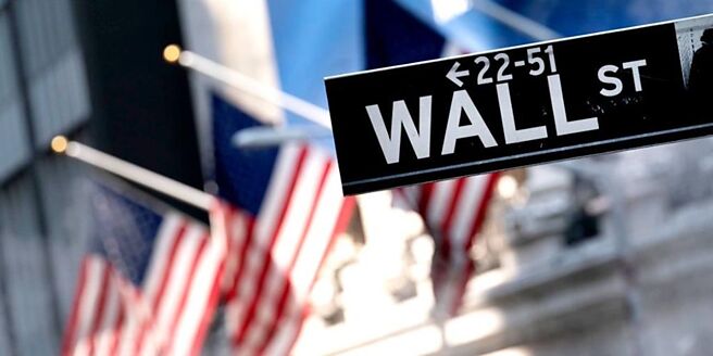 美国7月通膨数据持平，市场对联准会降息的期待升高，推升美股持续走高，标普500与那斯达克指数屡创新高。图／美联社