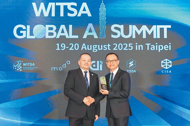 WITSA特别颁发感谢奖予主办国臺湾，由软体公会理事长沈柏延（右）代表受奖，象徵对臺湾筹办盛会的高度肯定。图／软体公会提供