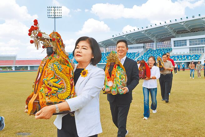 云林县政府为今年10月承办全运会新建造价15亿元的县立田径场，上月已完工启用，县长张丽善（左一）及议长黄凯（左二）等人日前亲自请神祝福。（周丽兰摄）