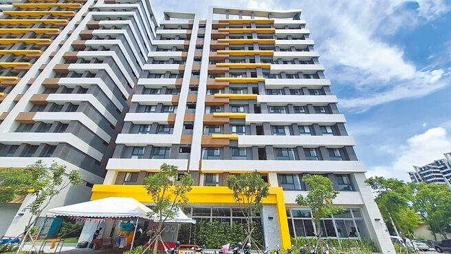 台南市首栋落成的社会住宅共有75户，20日有30户率先入住体验。（程炳璋摄）