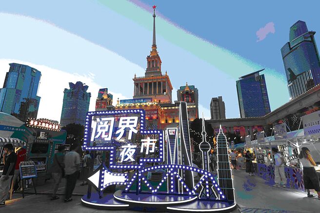 随着2025上海书展的火热展开，这座城市再次用行动证明：阅读不只是个人嗜好，更是一种文化态度。（上海书展办公室提供）