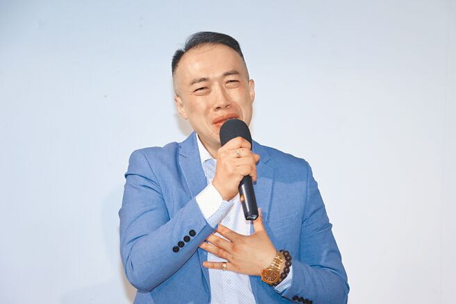 抖音网红「安哥碎碎念」潘俊安20日接受媒体访问，提到已逝女友不禁落泪。（谢采恩摄）