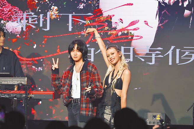 陈泳希（右）日前举办首场专场音乐会，邀来持修担任嘉宾对唱。（华研国际提供）