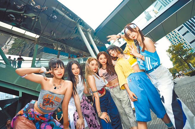 女团babyMINT日前在台北信义区举办「舞蹈快闪」活动，丞妘（左起）、Vikky、粼粼、栩栩、品妡、熙妍。（华研国际提供）