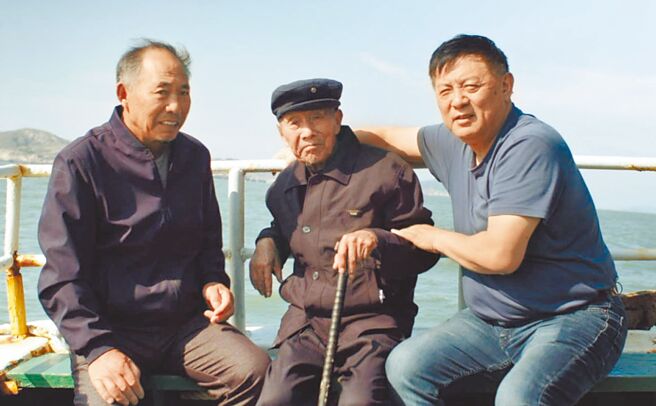 导演方励（右）与当年参与拯救英军行动的长辈合影。（方励提供）