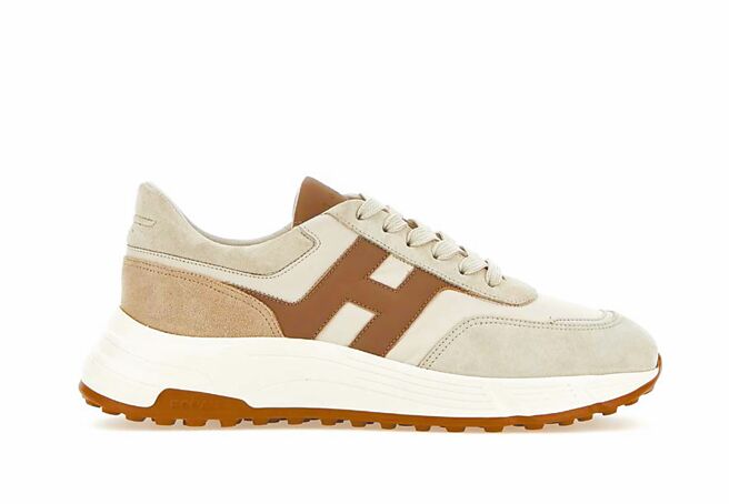 HOGAN Hyperlight米白底拿铁棕logo异材质拼接男士休閒鞋，2万500元。（HOGAN提供）
