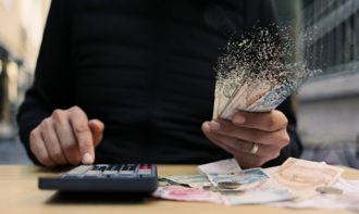 年收400万也不够扛！55岁名医退休金被榨乾 说好的6％投报率飞了...专家示警「1商品」：妥妥的海啸第1排