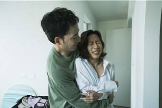 超羞！陳妤「大膽床戰2男星」蕾絲內衣助興　鏡頭前上演情慾DIY