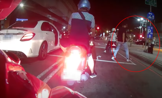 恐怖台中深夜！賓士車男「隨機挑妹拉行李」 捷運站旁全都錄