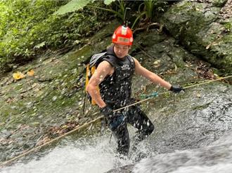 新竹五峰山区救援惊险！　消防小队长遭巨石砸中颈椎骨折