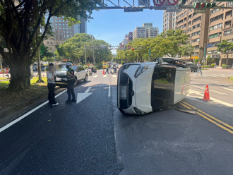敦化南路車禍！女駕駛突左切　休旅車當場側翻90度