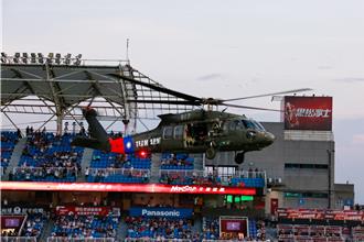 樂天桃猿今晚對陣統一獅 黑鷹直升機攜特戰兵突入開球