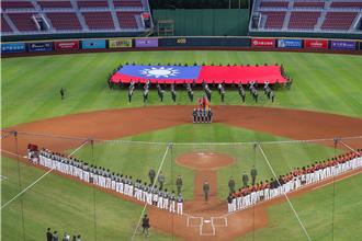 睽違8年！黑鷹直升機「震撼臨空」特戰繩降嗨翻桃園球場