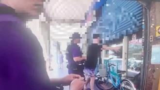 想撫摸小狗遭擋路！惡男暴打女店家　警速逮依法嚴辦