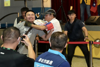 反惡罷之夜驚擾！男衝舞台灑冥紙鬧場　遭警壓制逮人