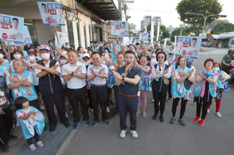 顏寛恒选前之夜沙鹿徒步扫街  上千人随行
