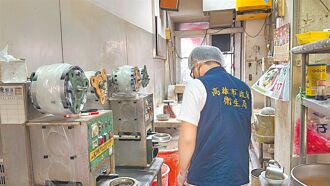 高雄 知名早餐、饮料店 蟑出没好噁