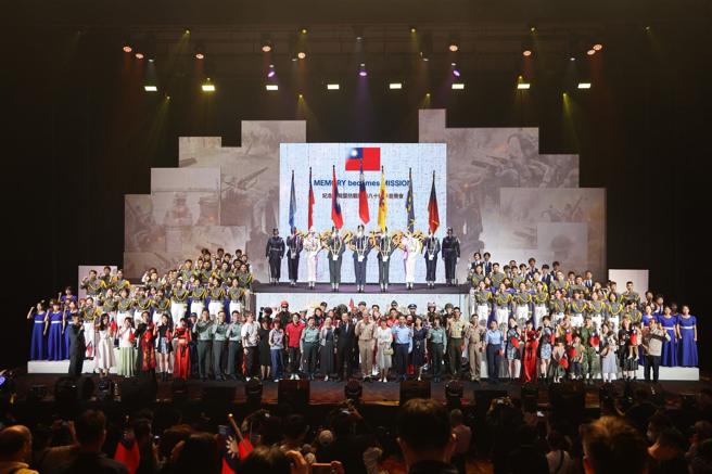 「纪念二战暨抗战胜利80周年」音乐会在臺北国际会议中心盛大登场，精心挑选各时期经典歌曲，搭配光雕投影与动画影像，打造崭新的沉浸式舞臺体验，现场观眾也热情挥舞国旗，象徵世代传承爱国信念，以及守护自由和平的承诺。
(记者王子昌摄)