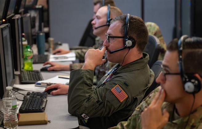 　美空军透过「分散式任务作战中心」，增强官兵面对高压情境的指管能力，实现任务式指挥概念。（取自DVIDS网站）