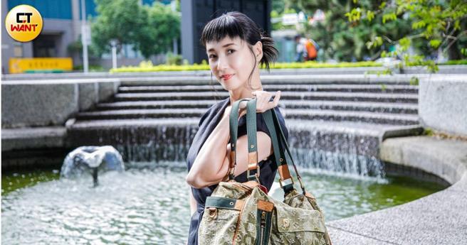 張本渝珍愛的LV包，是多年前藍心湄送她的禮物。（圖／趙文彬攝）