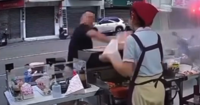 新竹惡霸借不到廁所竟砸早餐店，還動手掌摑女店員，遭網友起底是台積電外包工人。（翻攝畫面）