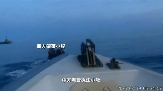大陆海警公布影音，指控菲「坐滩」军舰释放2艘小艇「碰瓷」挑衅。（中国海警微信公眾号）