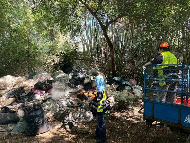 桃園市新屋區觀海路一段788巷附近矮房、空地，有約67.8立方公尺的家庭廢棄物棄置、資源回收物，現場臭氣熏天，大量蒼蠅、蚊蟲孳生。(陳睿生提供)