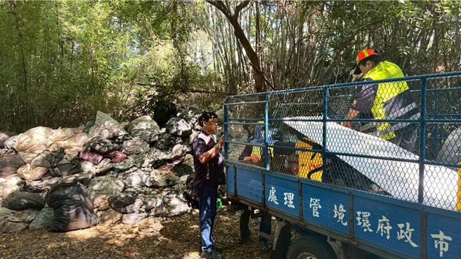 桃園市新屋區觀海路一段788巷附近矮房、空地，有約67.8立方公尺的家庭廢棄物棄置、資源回收物，現場臭氣熏天，大量蒼蠅、蚊蟲孳生。(陳睿生提供)