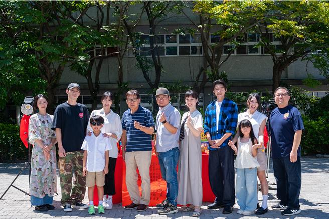 大愛電視《轉角那間心藥局》21日正式開拍，林子熙（左起）黃騰浩、吳宥儒、魏蔓、梁修身、洪伯豪導演、許乃涵、劉育仁、何宥霏、阿喜、製作人唐在揚一同合影。（大愛電視提供）