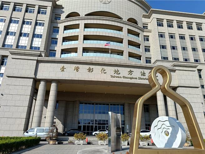 吕男挂黑色布幔，邻居认为造成他们恐慌、忧郁，告上法院要求30万元精神赔偿，彰化地方法院判，拆布幔、不用赔钱。（叶静美摄）