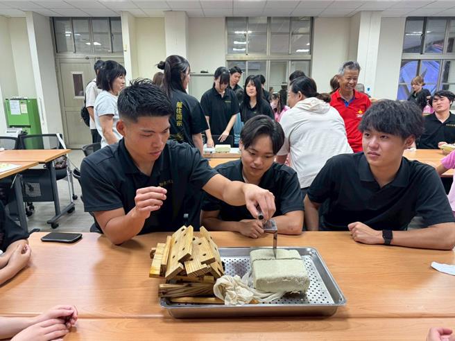 桃园市立图书馆与南势国小于 22日共同主办跨国交流活动，邀请日本千叶商科大学师生参与。（图书馆提供）