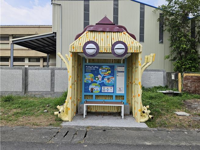 屏东县台17线枋寮乡临海路二段文明公车站变身鱿鱼造型，相当吸睛。（罗琦文摄）