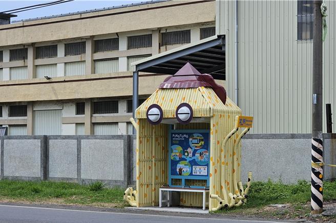 屏东县台17线枋寮乡临海路二段文明公车站变身鱿鱼造型，相当吸睛。（罗琦文摄）