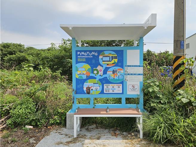 屏东县台17线枋寮乡临海路二段文明公车站有南下与北下两座，北上车站变身鱿鱼造型，南下车站未经改造。（罗琦文摄）