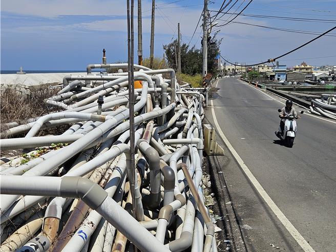枋寮乡养殖业发达，海边道路遍布水管，成为地方特色，水管墙更是特殊的打卡景点。（罗琦文摄）