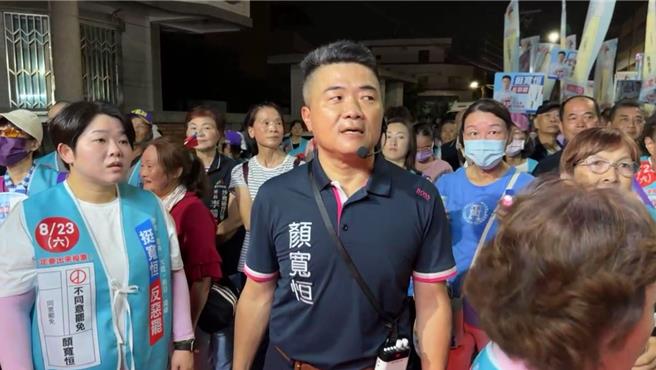 顏寬恒選前之夜選擇在沙鹿區徒步掃街，爭取支持。（顏寬恒服務處提供／寶智華台中傳真）