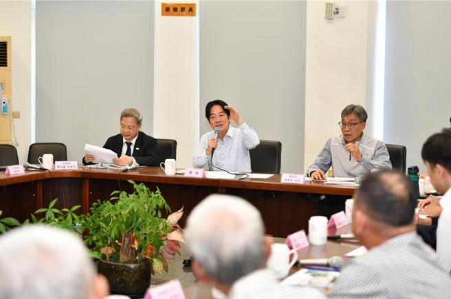 总统赖清德率农业部及相关单位赴苏澳座谈、与鬼头刀业者进行交流。图／农业部