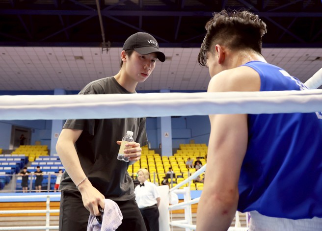 城市杯拳击邀请赛，巴黎奥运金牌林郁婷(左)帮她的陪练员李承威指导。(台北市政府体育局提供)