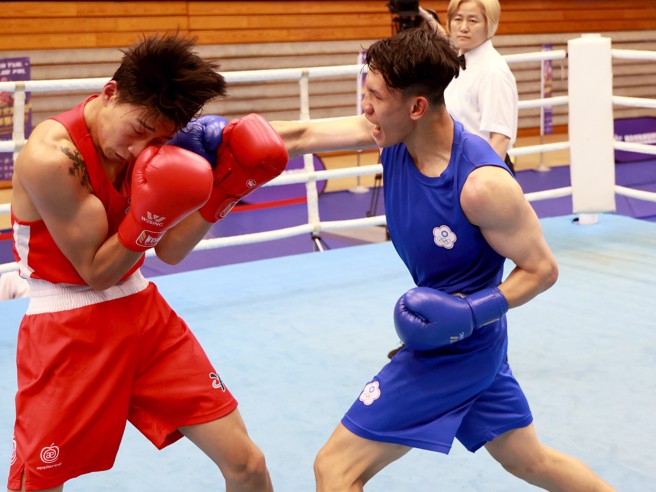 奥运金牌林郁婷陪练员李承威(右)成功摘金。(台北市政府体育局提供)