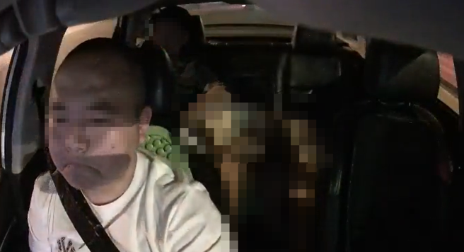 大陆司机载到一对情侣，没想到对方竟然在后方「低头饮食」。（图／翻摄自X）