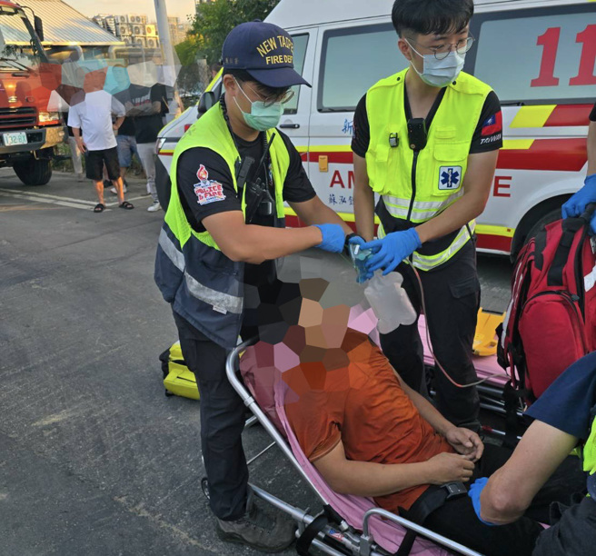 今（22）日下午一處下水道工程現場，發生兩名越南籍移工先後昏迷受困意外，37歲斐姓移工則意識逐漸恢復，緊急送醫治療後暫無大礙。（圖／簡銘柱翻攝）