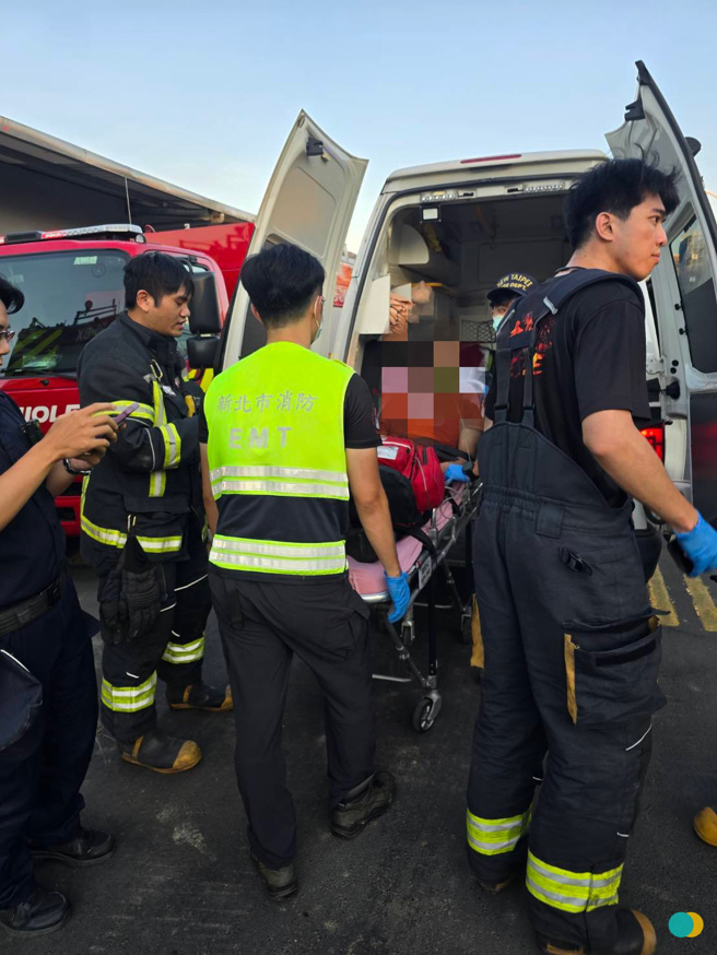 今（22）日下午一處下水道工程現場，發生兩名越南籍移工先後昏迷受困意外，37歲斐姓移工則意識逐漸恢復，緊急送醫治療後暫無大礙。（圖／簡銘柱翻攝）