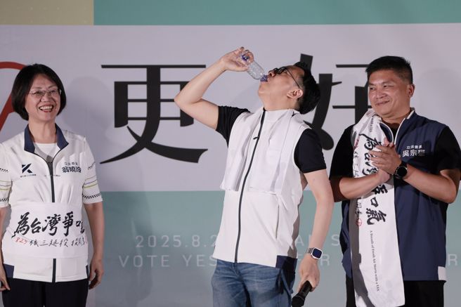 台灣民眾黨22日舉行公投之夜 Taiwan Restart，立委葛如鈞（中）現場喝光自稱從核電廠帶回來的水。（杜宜諳攝）