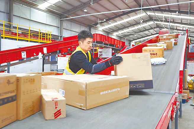 本土电商面对跨境电商猛攻下，到货速度若能缩至12或6小时，消费者付费意愿明显提升。图／本报资料照片