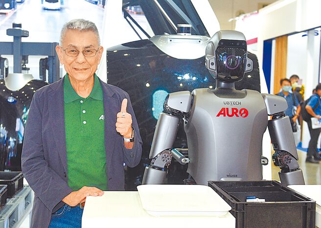 和椿科技董事长程天纵21日在自动化展中展示旗下多款机器人产品。图／本报资料照片