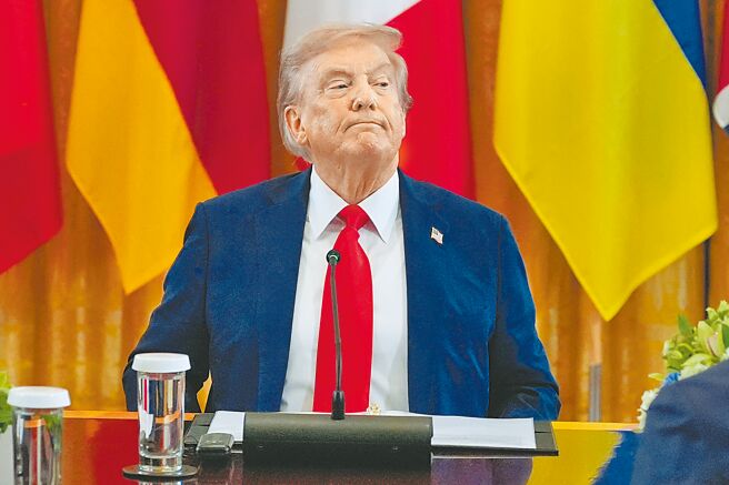 美国总统川普誓言全面封杀风力、太阳能发电，怒呛再生能源是世纪大骗局。（美联社）