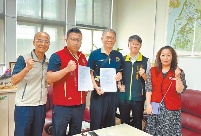 親慈慈善會與廠商簽訂修繕契約，由北門區長林建男（右二）見證，攜手改善弱勢家庭居住環境。（北門區公所提供／郭良傑台南傳真）