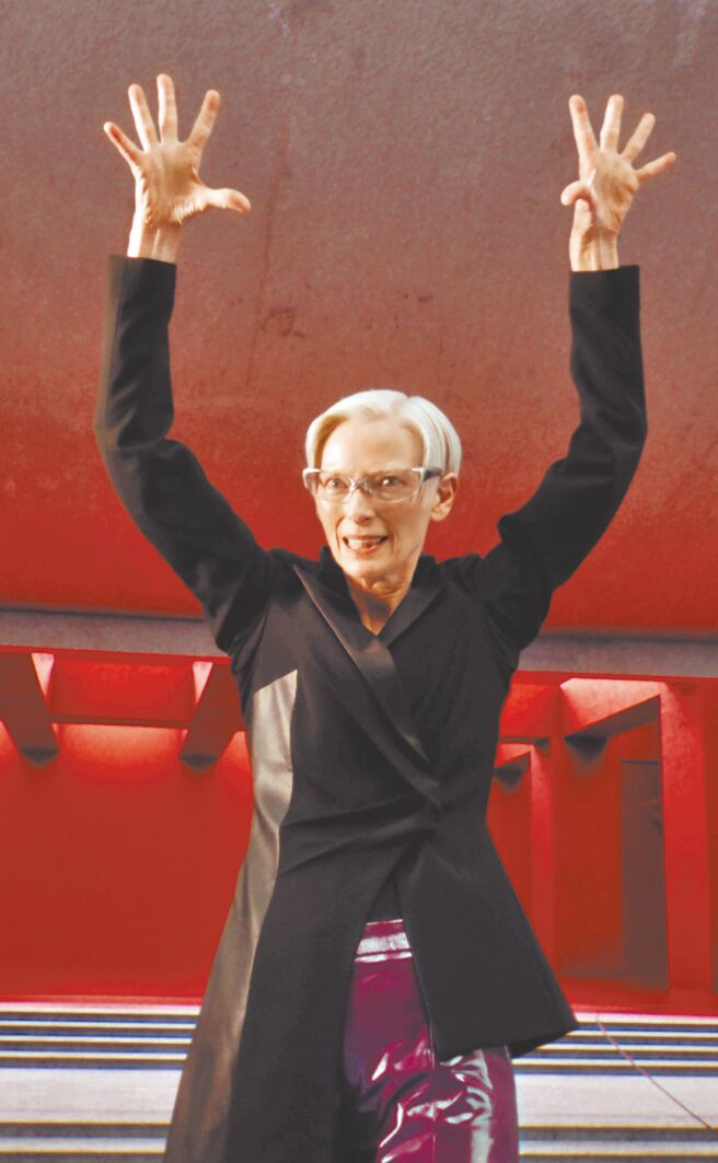 蒂妲史云顿为Gentle Monster 2025 BOLD系列拍摄形象影片。（摘自Gentle Monster）