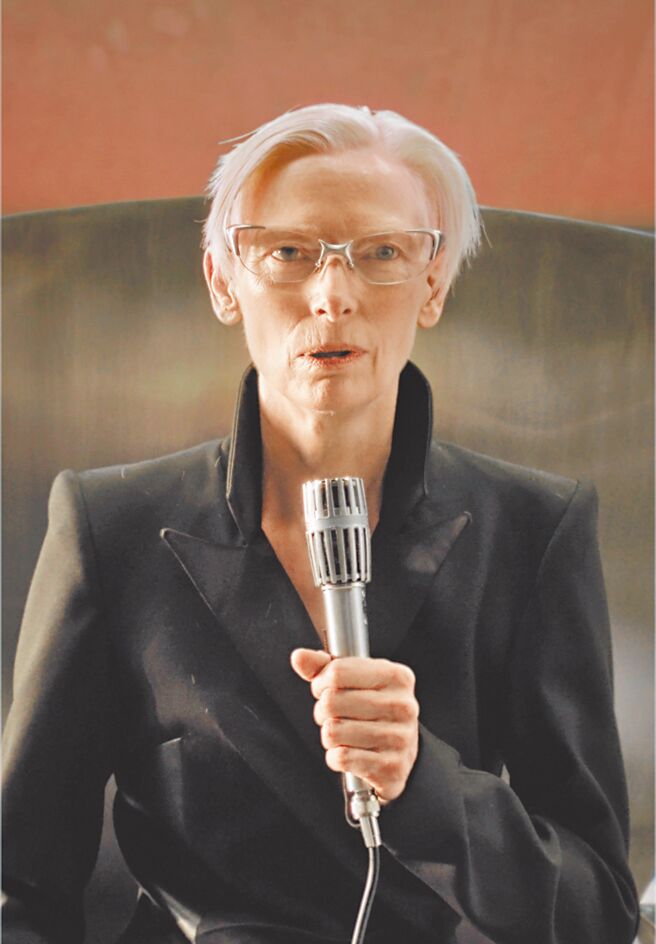 蒂妲史云顿化身异次元仙人锐利眼神放电，网友喊「她不用CGI」。（摘自Gentle Monster）