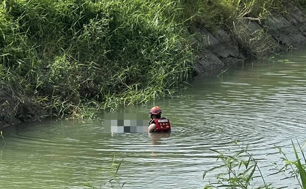 上週六（16日）嘉南大圳南幹線官田中脇段才剛出現一具男浮屍。（民眾提供）